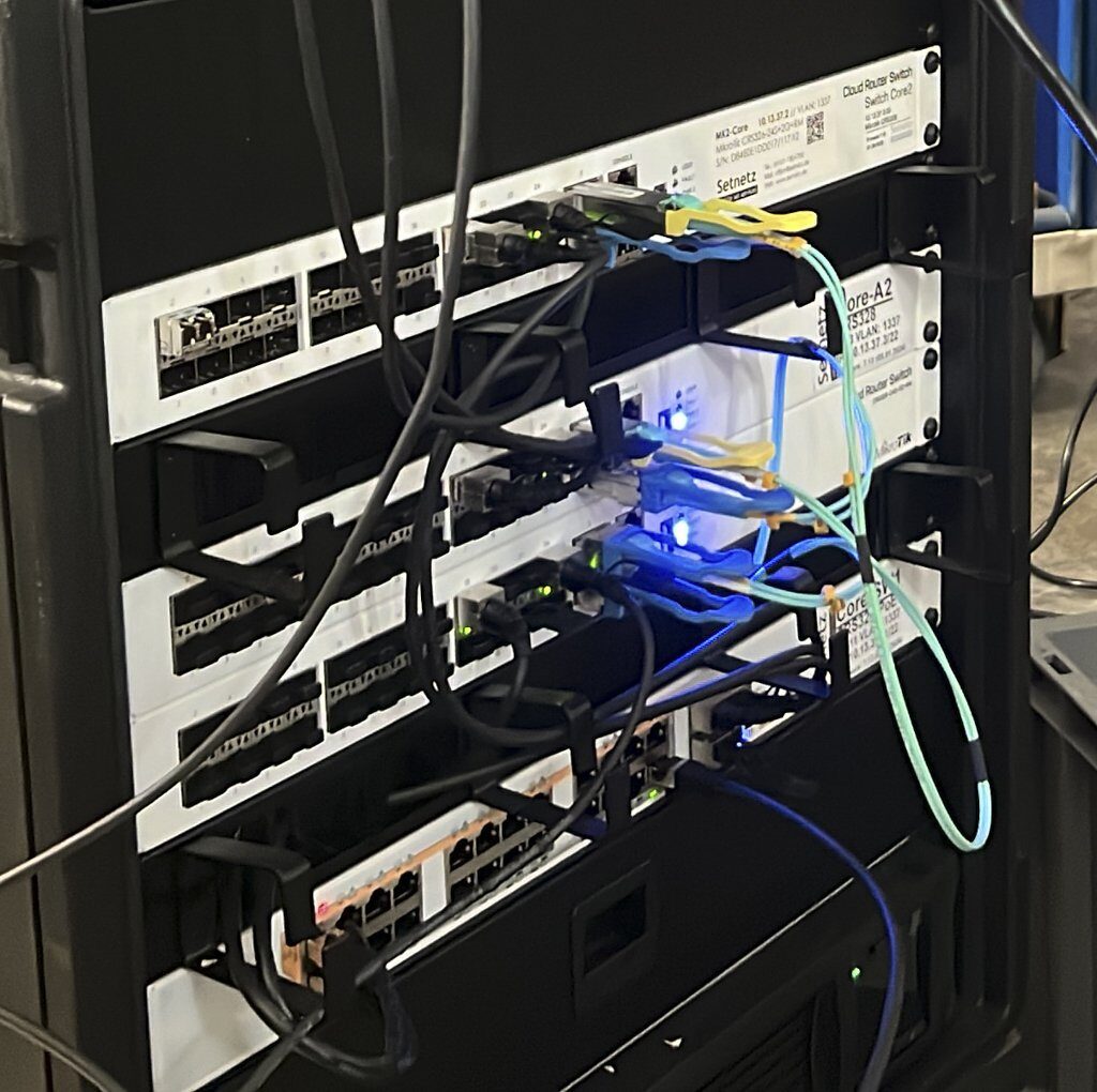 Patchfeld und Switch in einem Netzwerkschrank mit angeschlossenen Patchkabeln