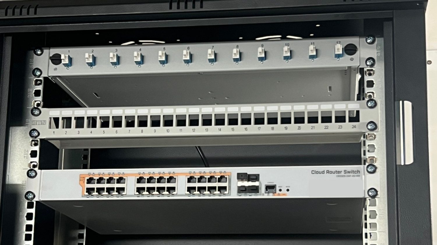 Netzwerkschrank mit Glasfaser-Patchfeld, leerem 24-Port-Patchfeld und Switch