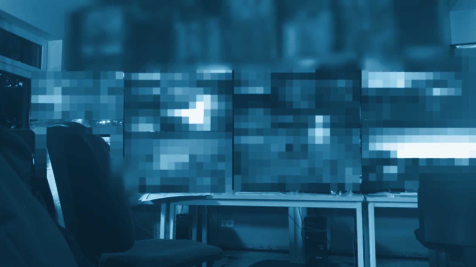 Leitstand mit Videowand und Bedienpulten bei einer Veranstaltung; Bildinhalte unkenntlich gemacht